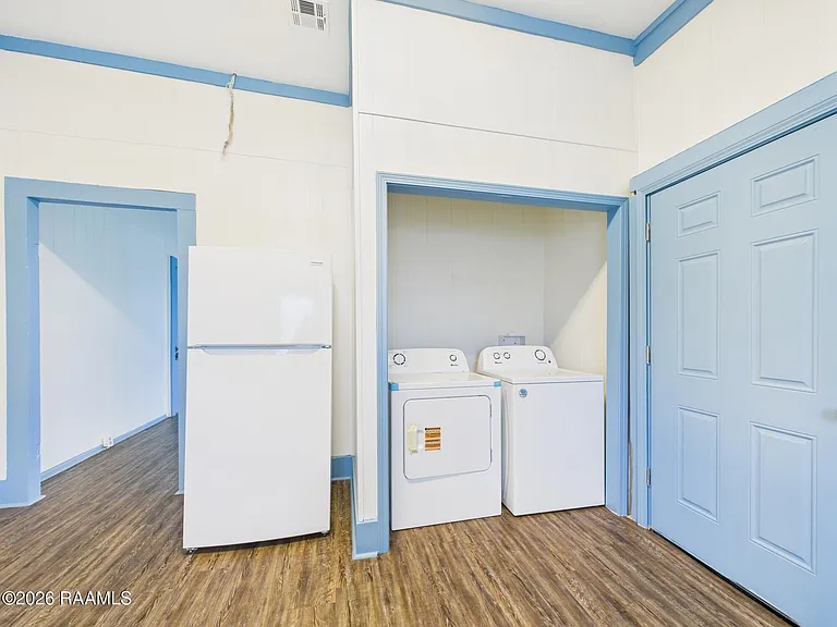 405 E Convent St — Photo 11