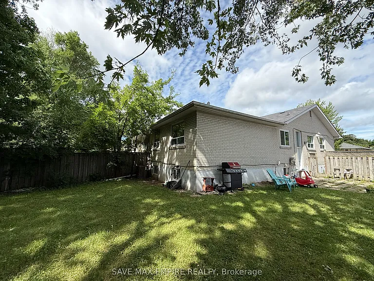 1560 Sandgate Cres — Photo 14