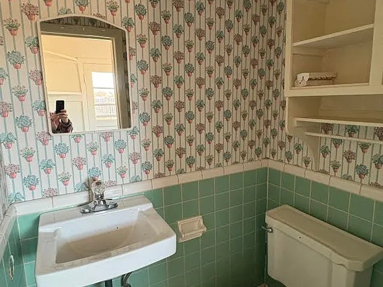 401 S Hoover St — Photo 7