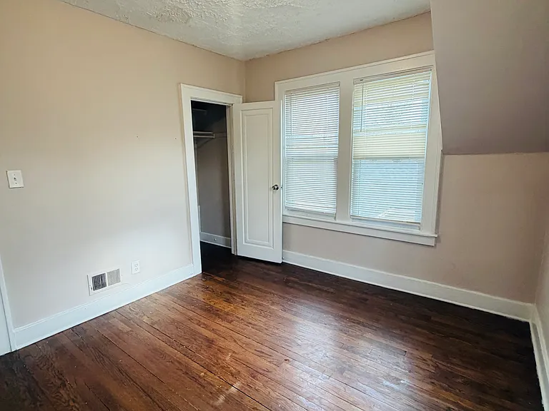 1007 Premont Ave — Photo 12