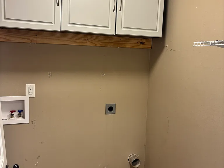 1521 Brewster Ln — Photo 13