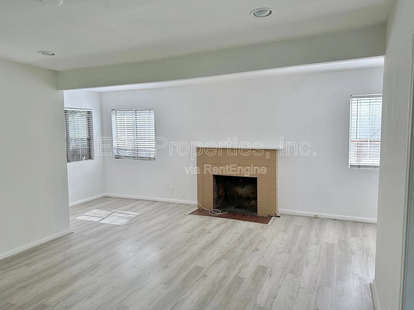 2 bed, 2.0 bath, 1200 sqft, $3,995 — Photo 4