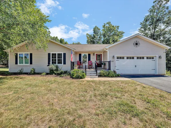 1089 Marie Dr, Huddleston, VA 24104