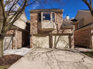 105 Kenston Ct, Geneva, IL 60134