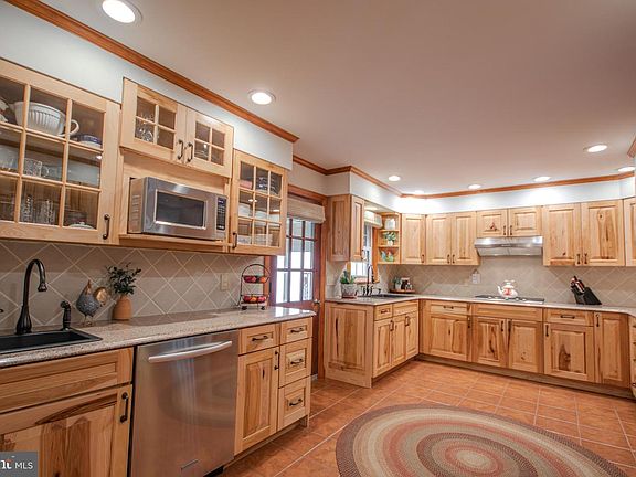 4th image of 703 Parker Rd