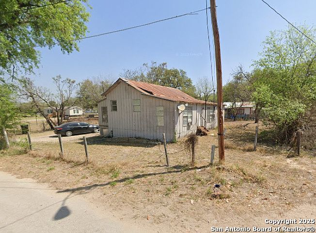 2nd image of 812 Flores