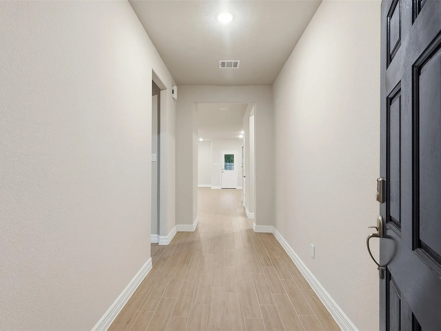 5 bed, 4.0 bath, 2762 sqft, $3,000 — Photo 2
