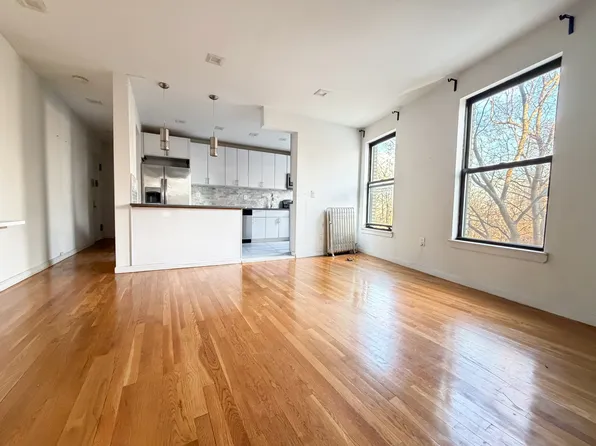 545 Edgecomb Avenue image 1 of 7