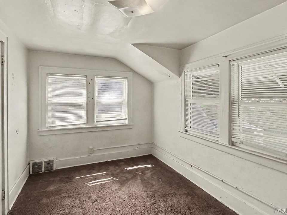 16525 Lawton St, photo 11