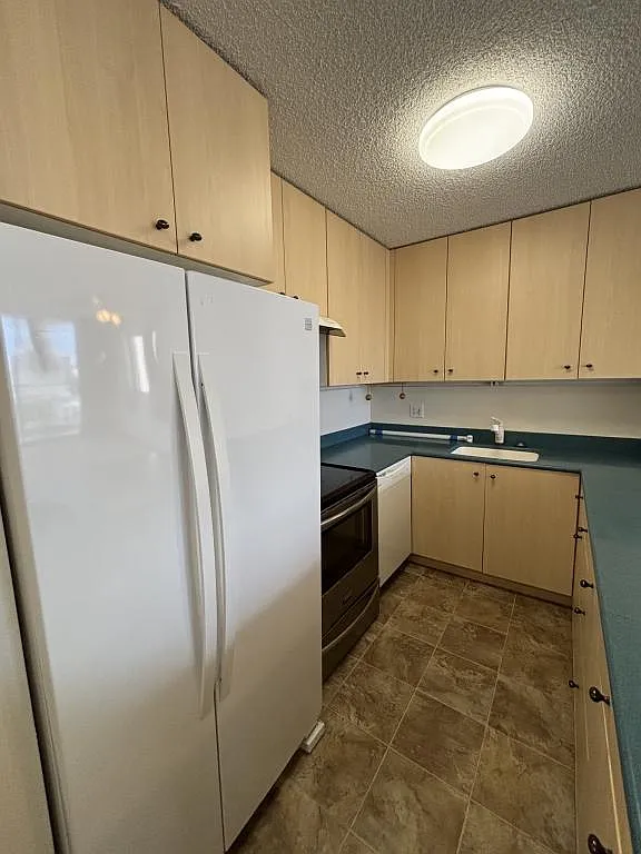 400 Hobron Ln #3215 — Photo 4