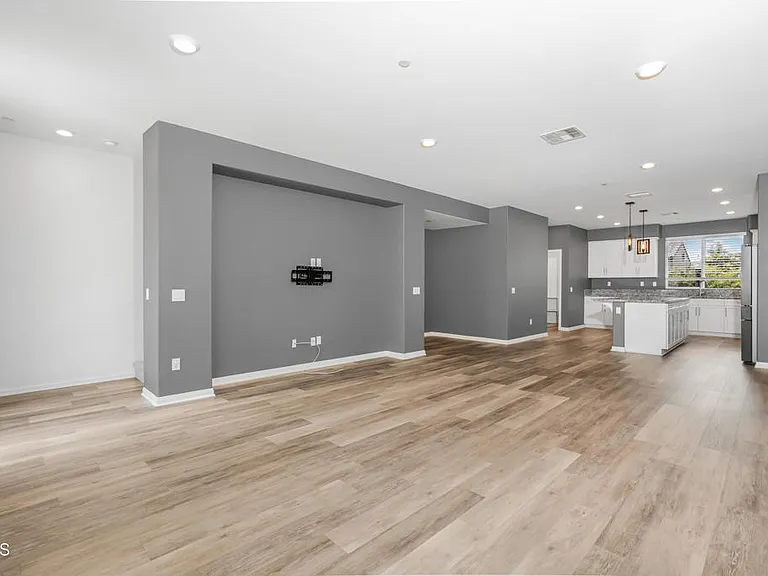 667 Pedro St — Photo 13