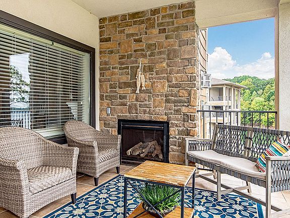 5th image of 4-303 Stoneview Summit Ct