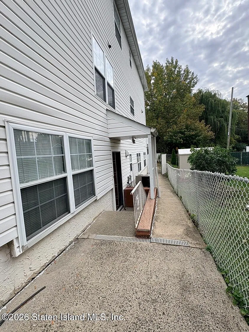 2 bed, 1.0 bath, 1584 sqft, $2,100 — Photo 1
