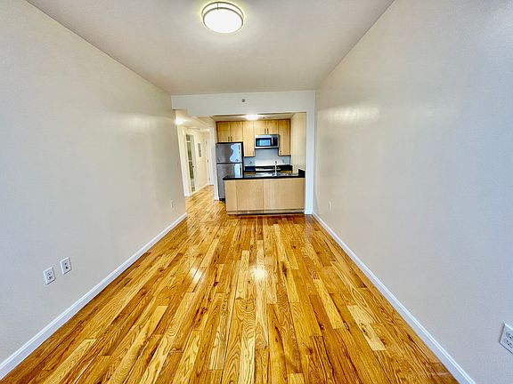 4th image of 34-46 Vernon Blvd #W303