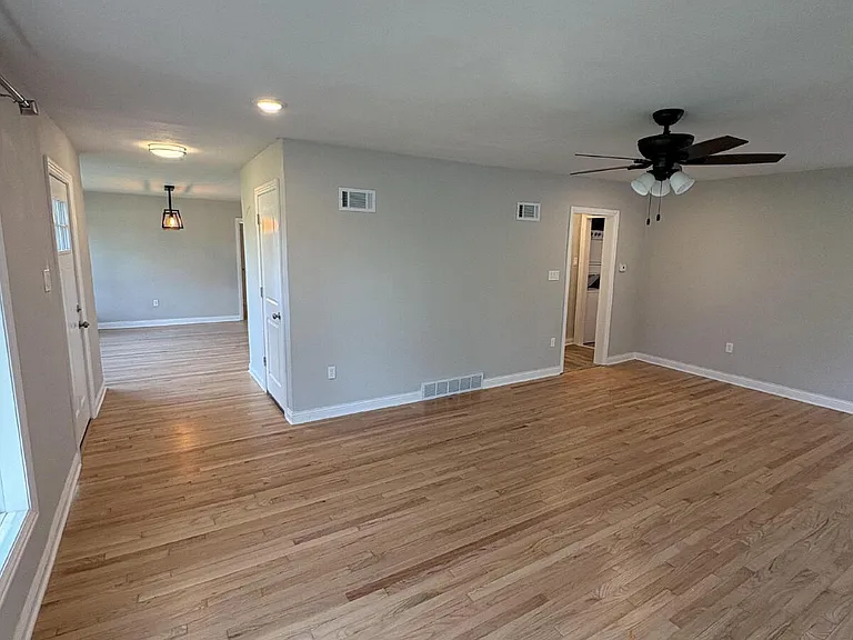 2211 E Walnut St — Photo 13