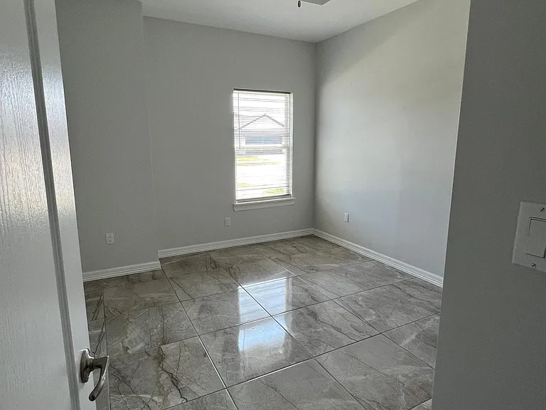 4821 Westgate Cir S — Photo 8