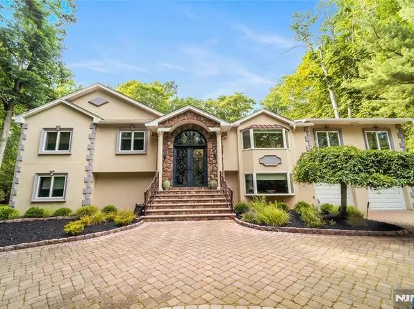 136 Willow Dr, Old Tappan, NJ 07675