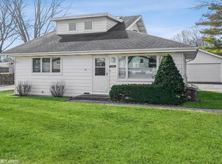 2101 Fairfield Rd, Lindenhurst, IL 60046