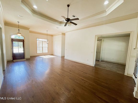 3rd image of 102 Meadow Park Dr