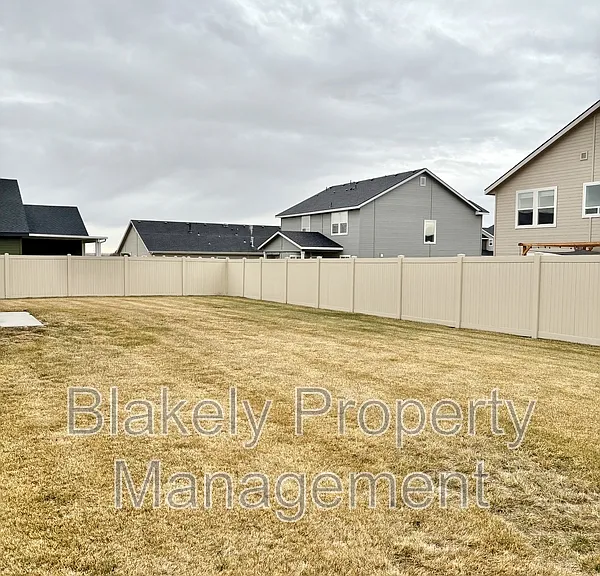 645 SW Inby St — Photo 18
