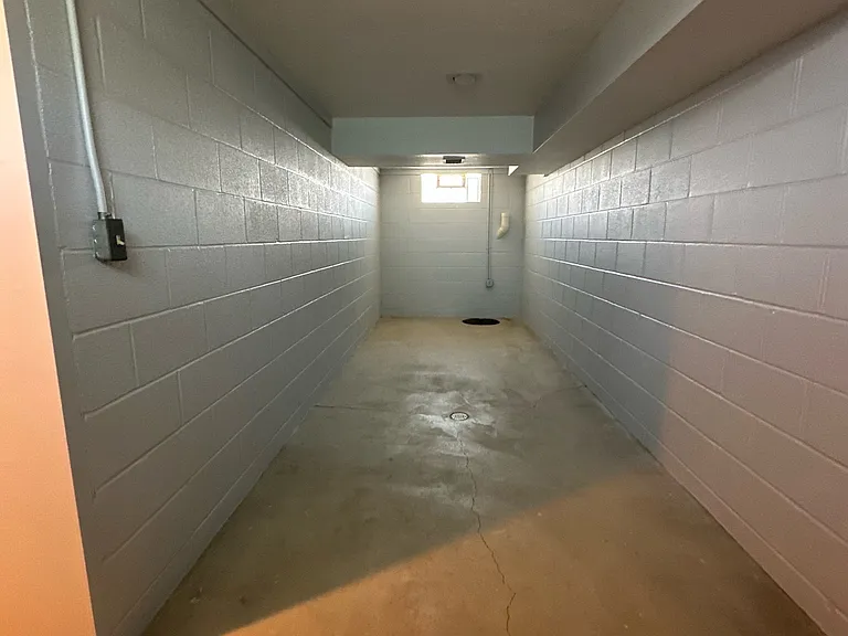 1444 Hyde Park Ave — Photo 15