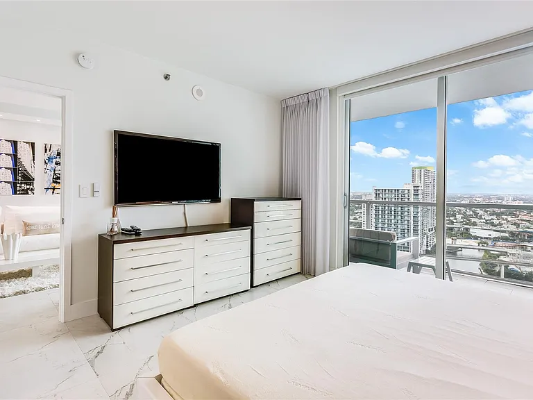 55 SE 6th St #3500 — Photo 17