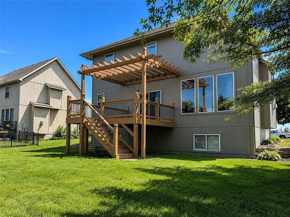 2nd image of 505 SW Webster Dr