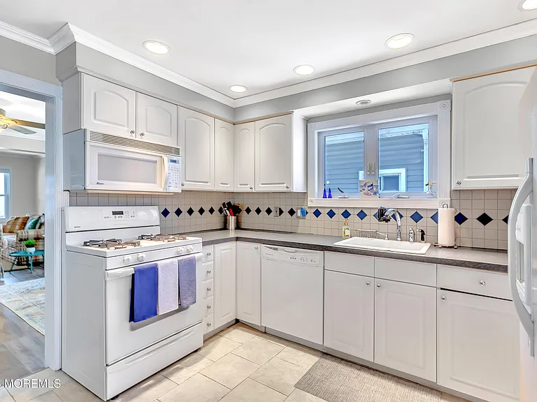 320 Ocean Park Ave — Photo 15