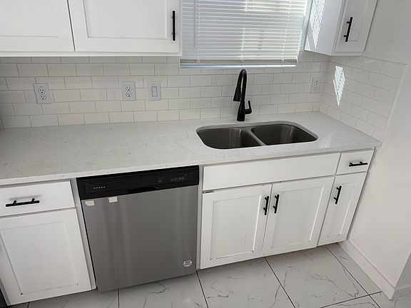 2nd image of 824-826 S Walters #2