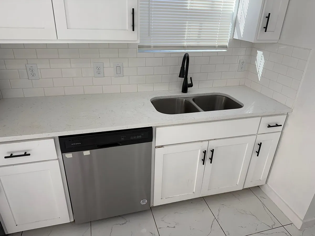 Building Photo - 824-826 S Walters #2