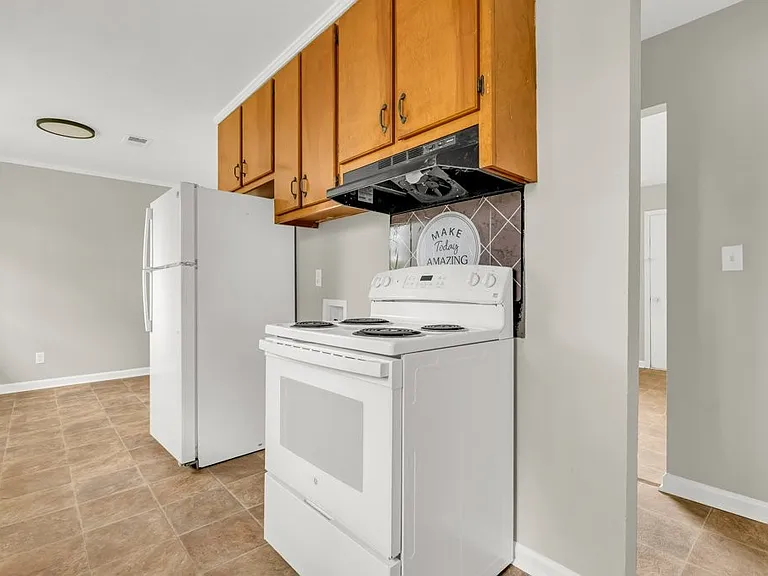 805 Spruce St — Photo 3