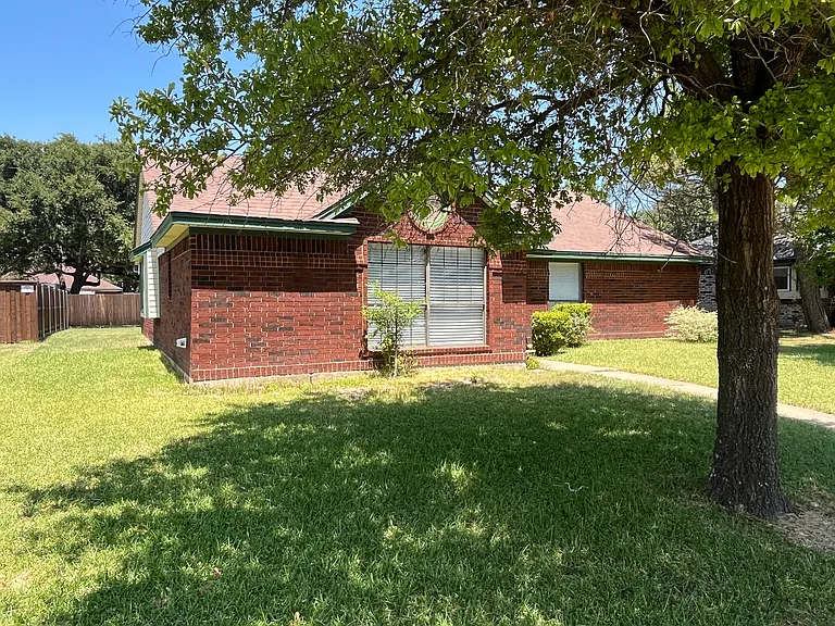 2405 Brookside Dr — Photo 1