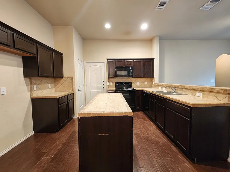 712 Creekside Cir — Photo 14