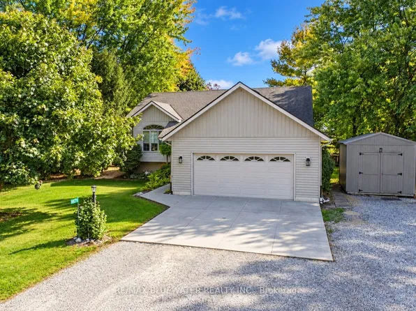 9879 Leonard St, Lambton Shores, ON N0M 1T0
