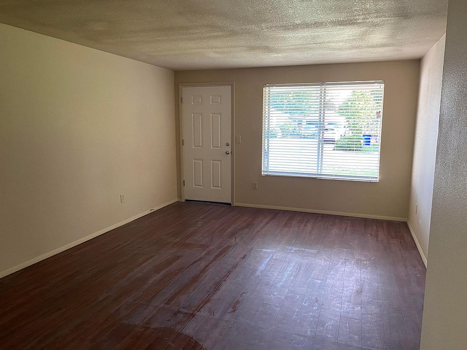 Upstairs living room and entry