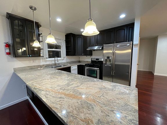 4th image of 985 Branham Ln