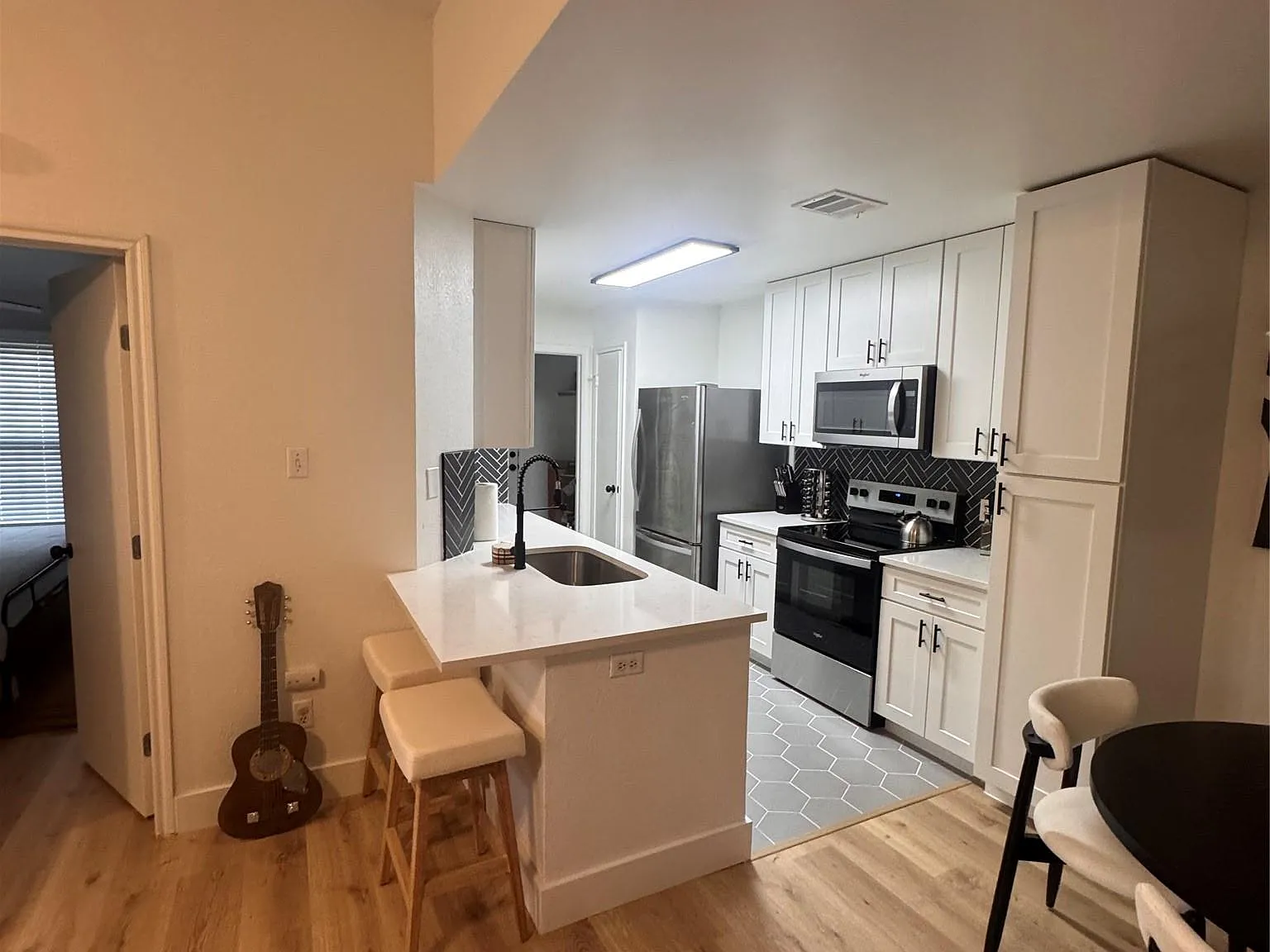3 bed, 2.0 bath, 1058 sqft, $2,300 — Photo 3