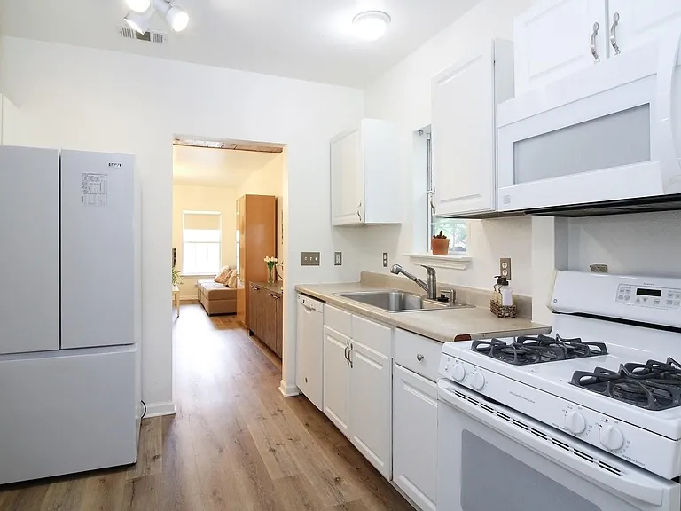 5411 Hudson St — Photo 13