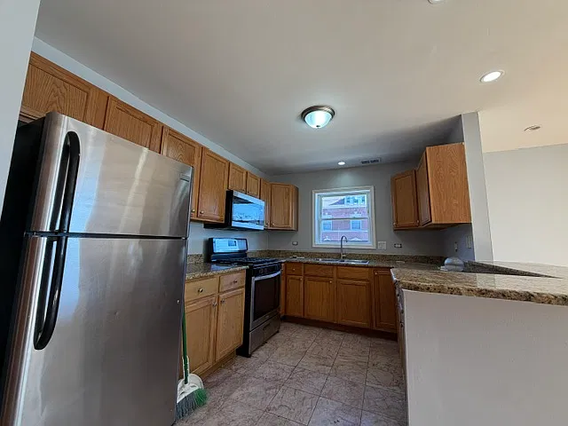 3 bed, 1200 sqft, $2,000 — Photo 3