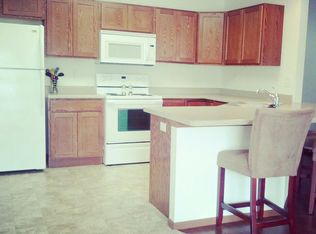 2220 Cobblestone Dr, Muscatine, IA 52761