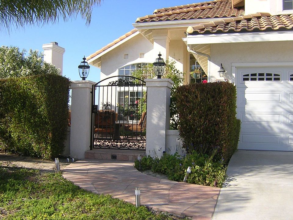 One of a Kind, Courtyard Entry