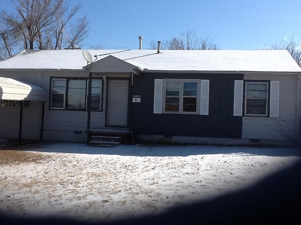 Front of house with 1 car Carport.