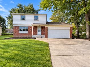27830 Riviera St, Harrison Township, MI 48045