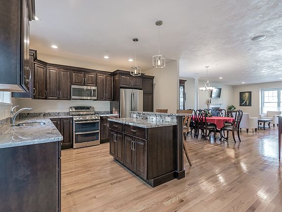 3rd image of 40 Mayflower Dr