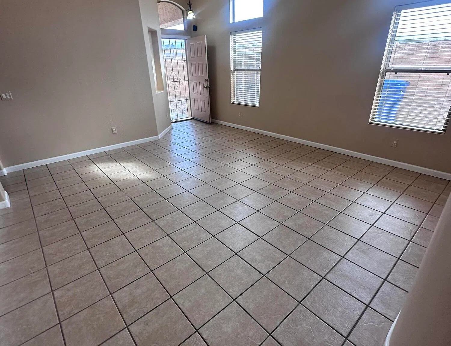 3 bed, 2.0 bath, 1310 sqft, $2,000 — Photo 4