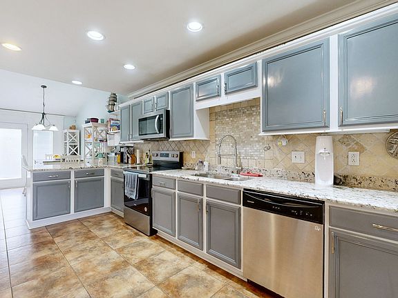 3rd image of 876 Wolves Den Pl