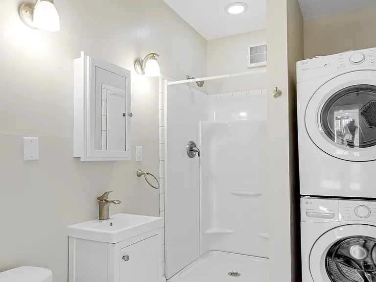2450 Woodbine Ave #1 — Photo 2