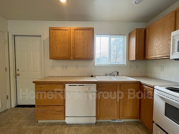 4th image of 812 E Roosevelt Ave
