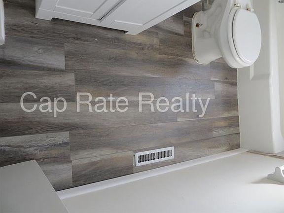 5th image of 391 Clarendon Ave