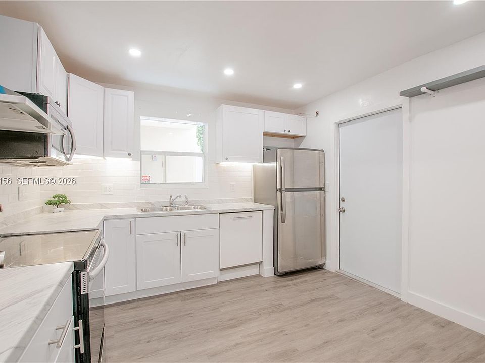 1st image of 300 S Luna Ct APT 2